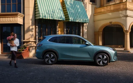 Az E5 családi SUV-ra kínált 1,5 millió forintos árelőnnyel gyorsítaná az elektromos átállást a Geely a C-SUV szegmensben