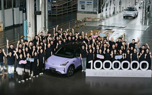 Legördült a gyártósorról az 1 milliomodik Geely E2
