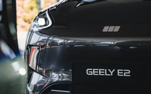 Megérkezett a Geely E2 Miskolcra – Ismerje meg a városi elektromos autó új generációját